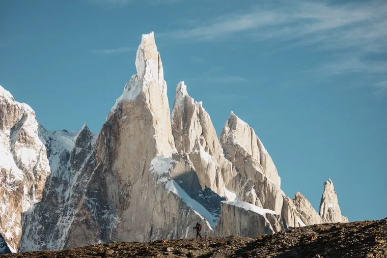 Cerro Torre recortado contra el cielo