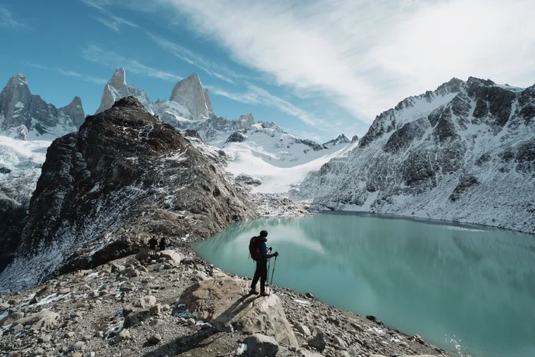 Caminante frente a la laguna glaciar