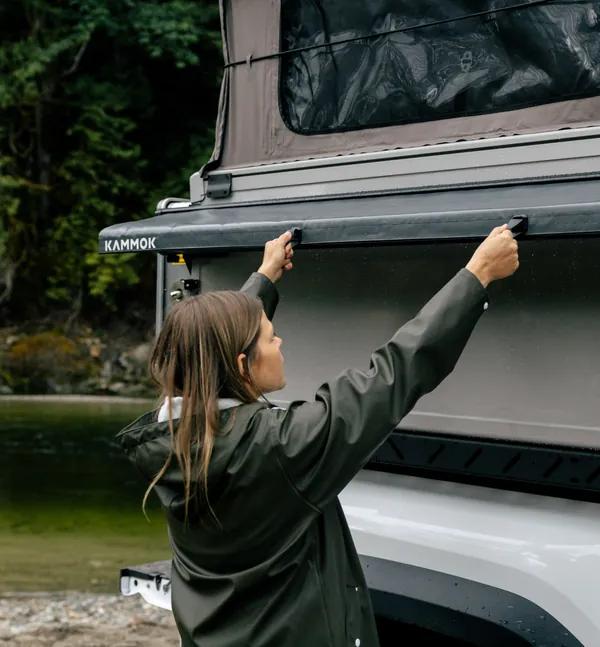 Traveller opening the Yoho Pop-Up's Kammok awning