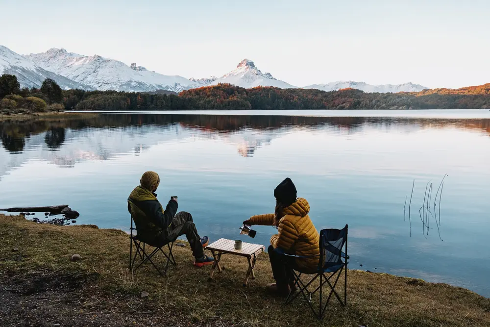 Camper junto a un lago del sur de Chile